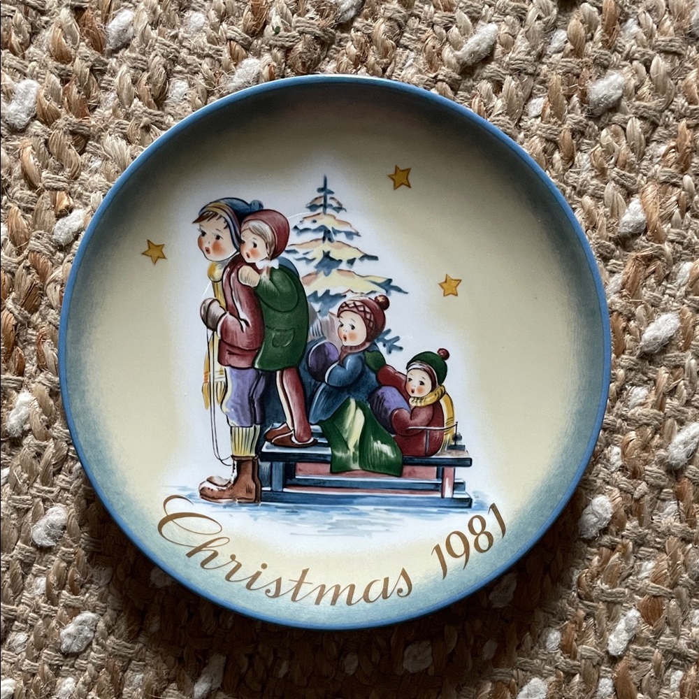 Hummel-Vintage Christmas 1981 Decorative Plate